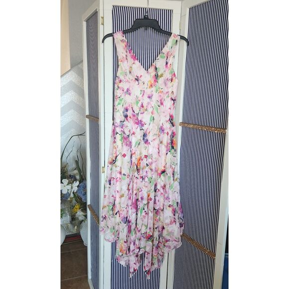 Robbie Bee Dresses & Skirts - Sleeveless V-neck floral chiffon asymmetrical handkerchief hemline midi dress